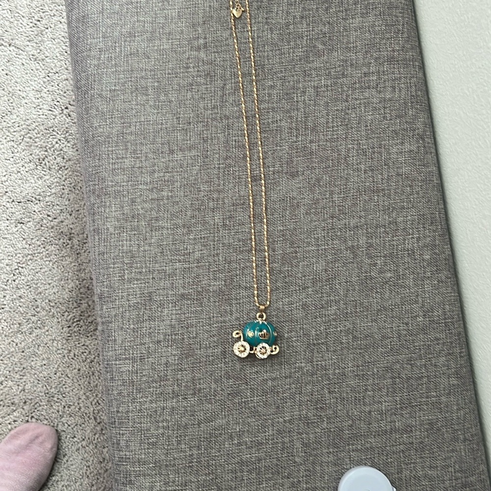 NWOT Betsey Johnson Cinderella Gold Pendant Necklace - Picture 3 of 6